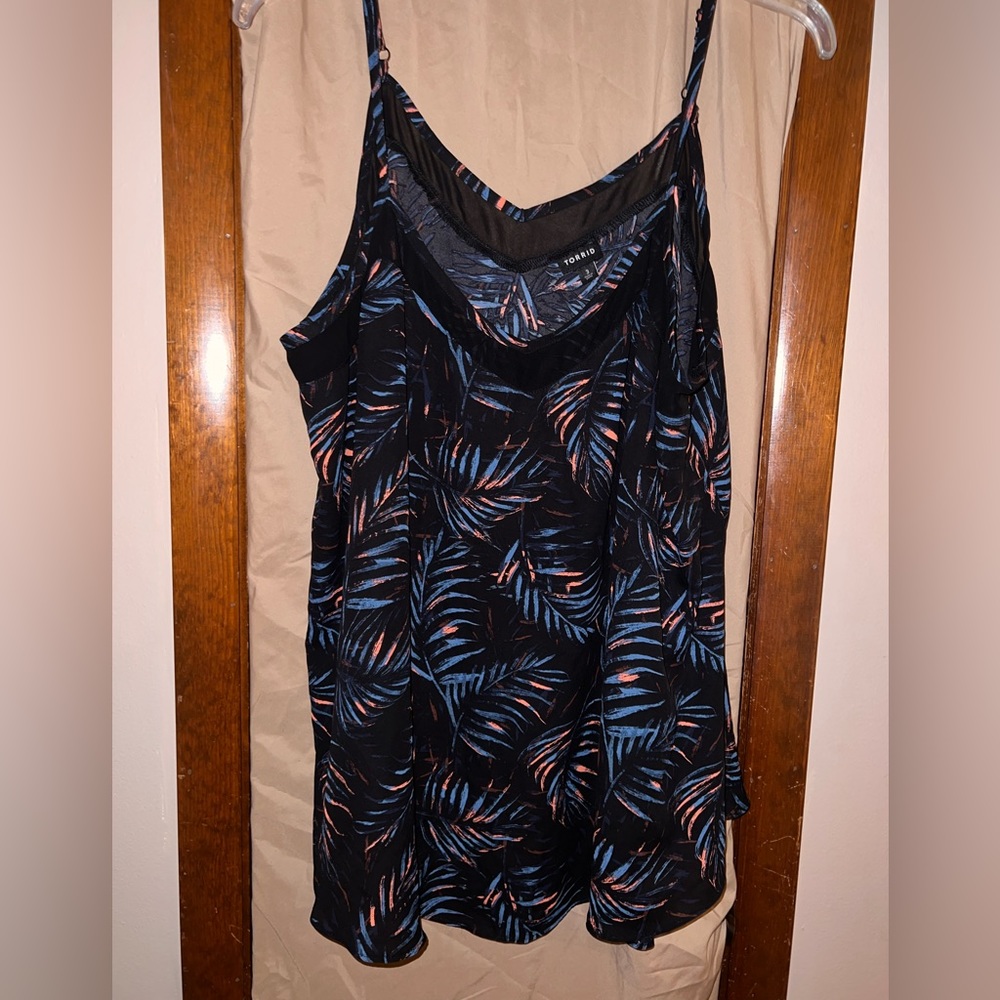 Torrid palm print strappy camisole.